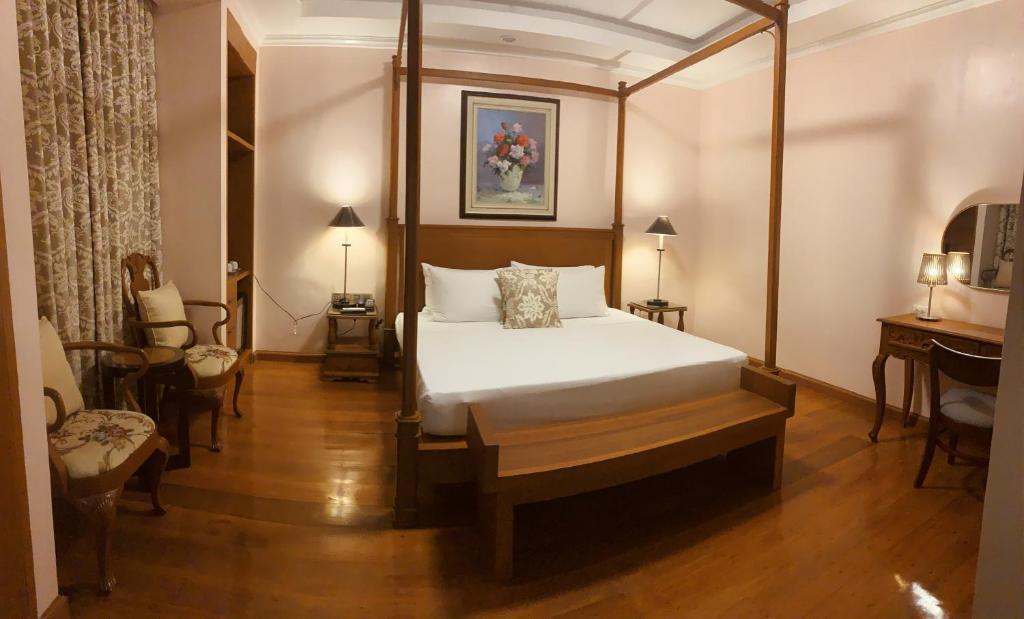 拉瓦格Sarita Bed and Breakfast的卧室配有一张床和一张桌子及椅子