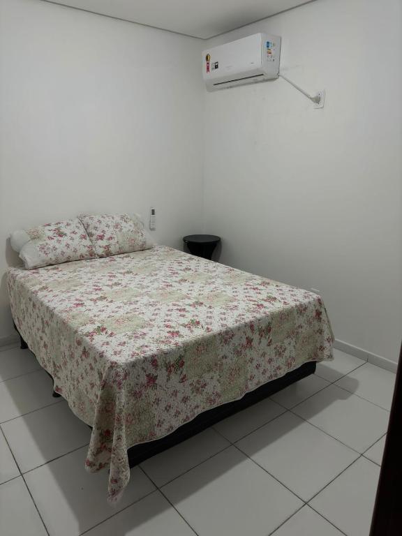 彼得罗利纳Apartamento em Petrolina - Próximo ao Shopping的一间卧室配有一张带鲜花毯子的床