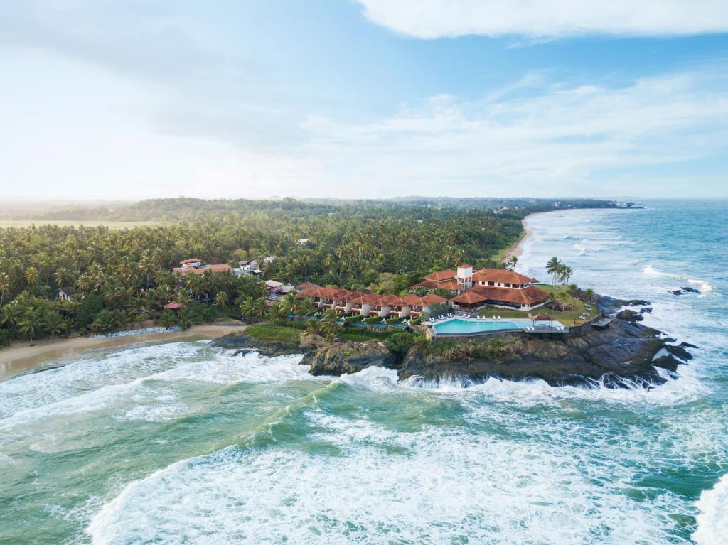 本托塔Jetwing Saman Villas的海洋上一个岛屿上的一个度假胜地的空中景观