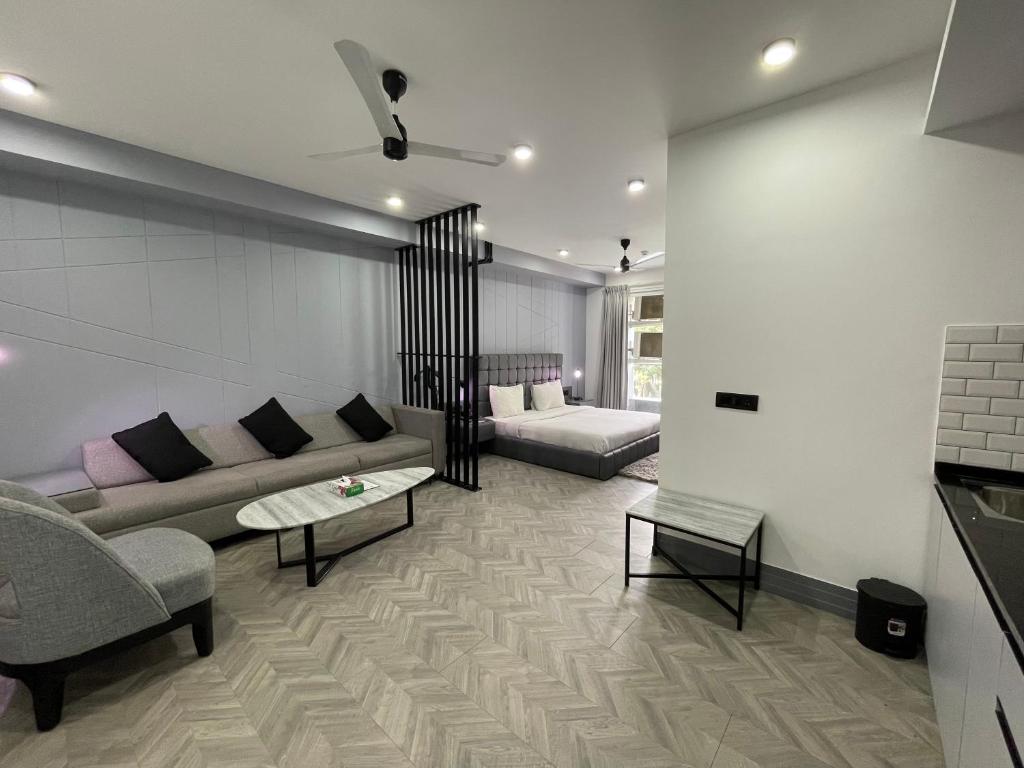 古尔冈BedChambers Luxurious Serviced Apartment in Gurgaon的客厅配有沙发和桌子