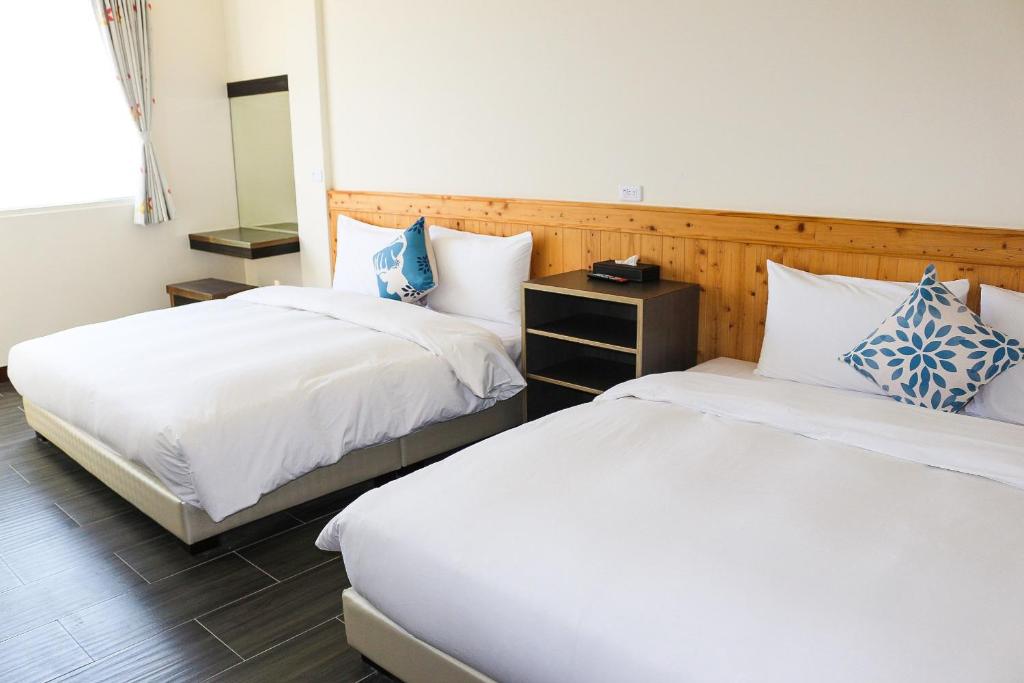 Leye紫龍星空民宿的一间卧室配有两张床和镜子