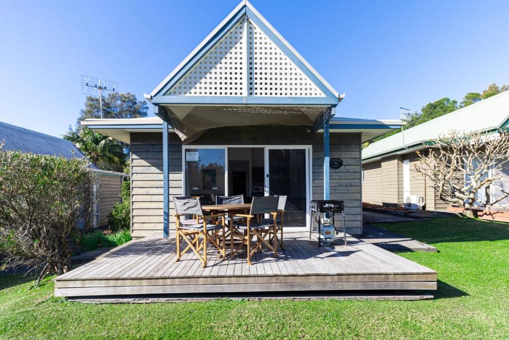 贝拉拉Kangaroo Cabin的房屋设有1个带桌椅的甲板