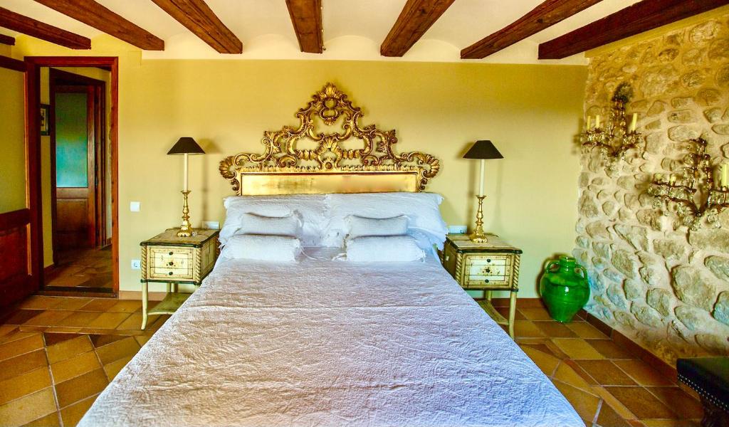 奥尔塔-德圣胡安Casa Rumbet的一间卧室配有一张大床和两张床头柜
