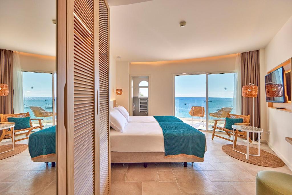 圣艾尔姆Universal Hotel Aquamarin的一间卧室配有一张床,享有海景