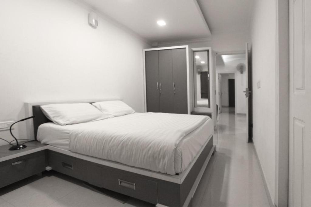 班加罗尔Livi Suites - Premium 1 BHK Serviced Apartments的一间卧室配有一张带白色床单的大床