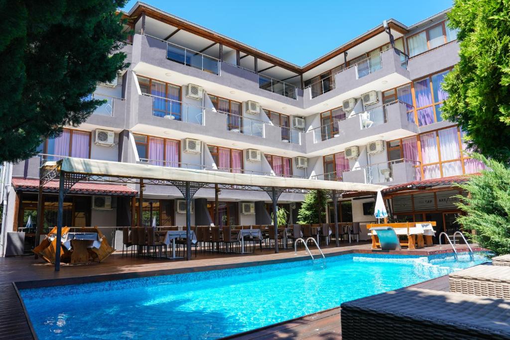 切尔诺莫雷茨Akladi Family Hotel的大楼前设有游泳池的酒店