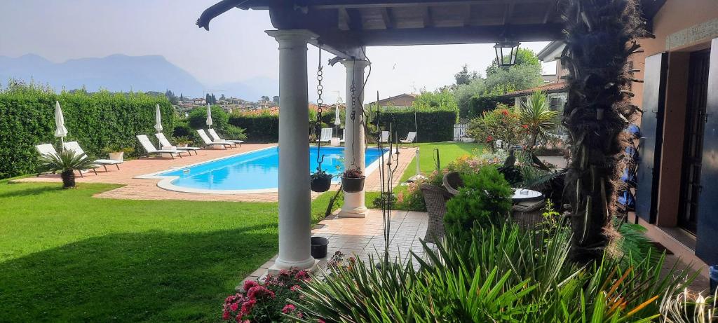 莫尼加B&B Villa Fiorini的享有庭院内游泳池的景色