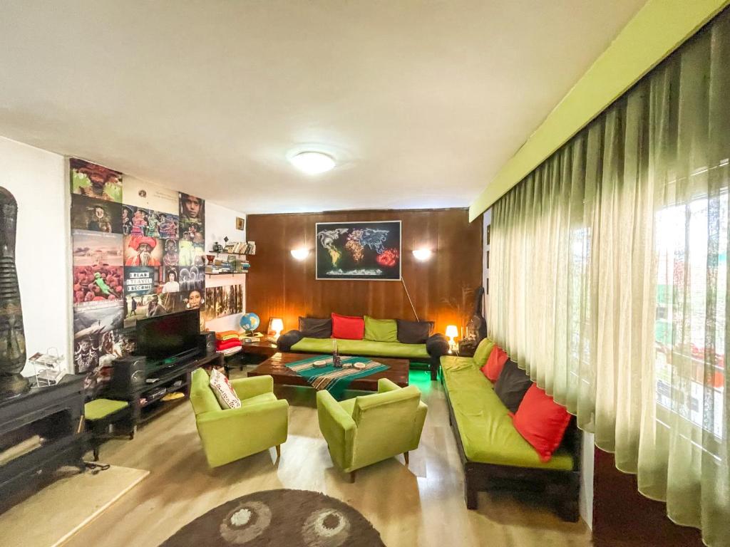 斯科普里斯科普里旅舍的客厅配有绿色沙发和绿色椅子