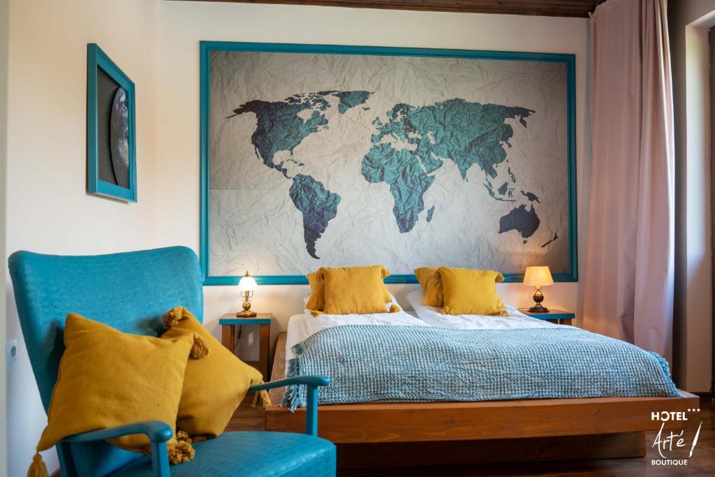 伯伊莱图什纳德Art'e Boutique Hotel的墙上有一张世界地图的卧室