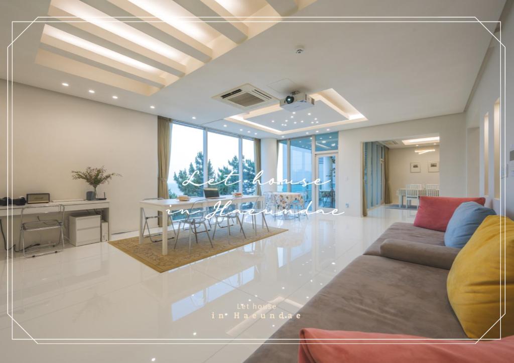 釜山500m2 Busan Ocean view private Let house 부산 오션뷰 3개층 대저택 독채펜션 렛하우스的客厅配有沙发和桌子