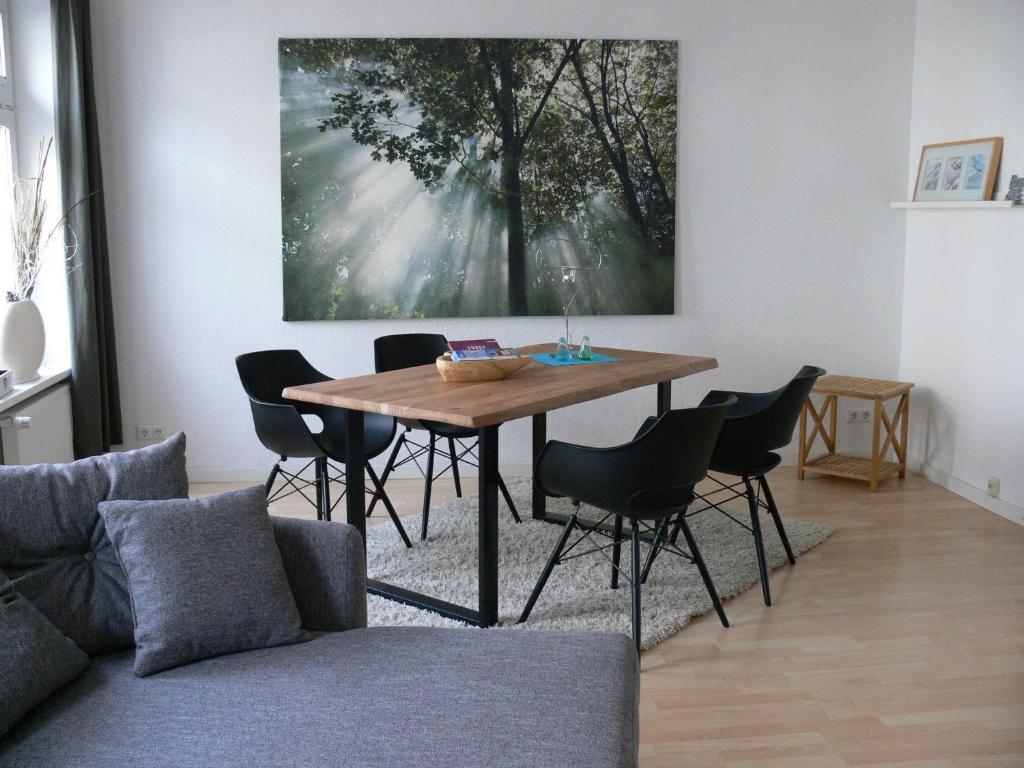 什未林Stilvolle Ferienwohnungen im Zentrum von Schwerin的一间带桌椅的用餐室