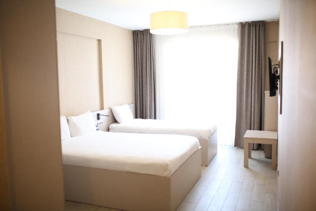 埃斯基谢希尔西那斯酒店的酒店客房设有两张床和窗户。