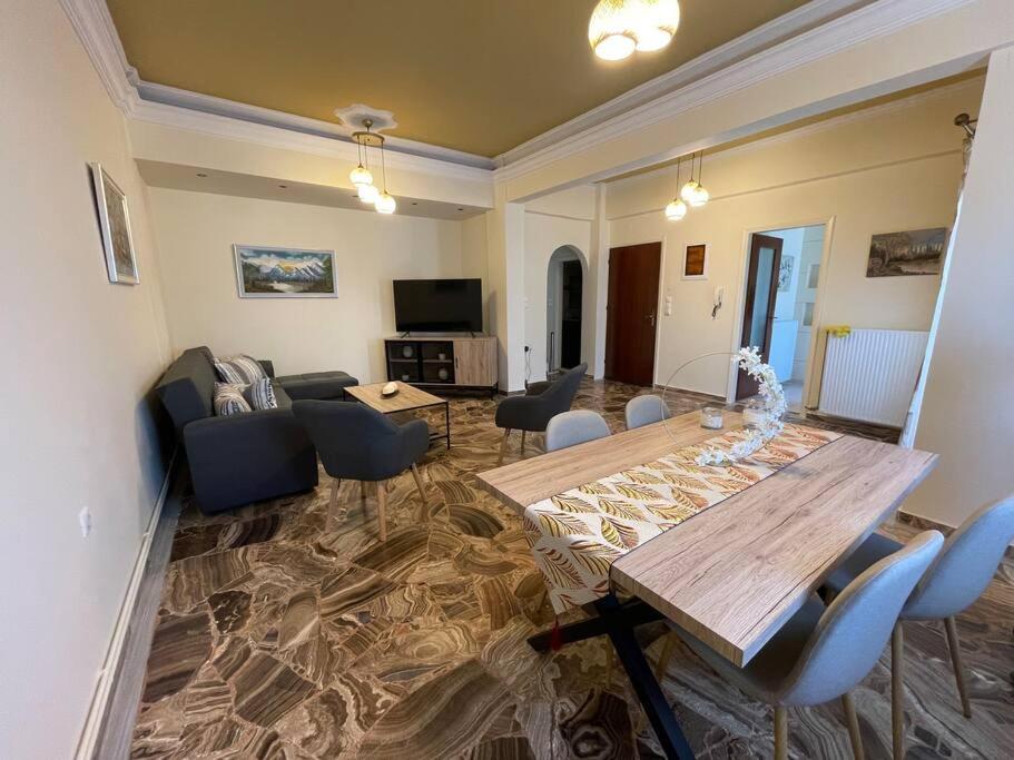 海若克利欧Rita's Apartment的客厅配有木桌和椅子