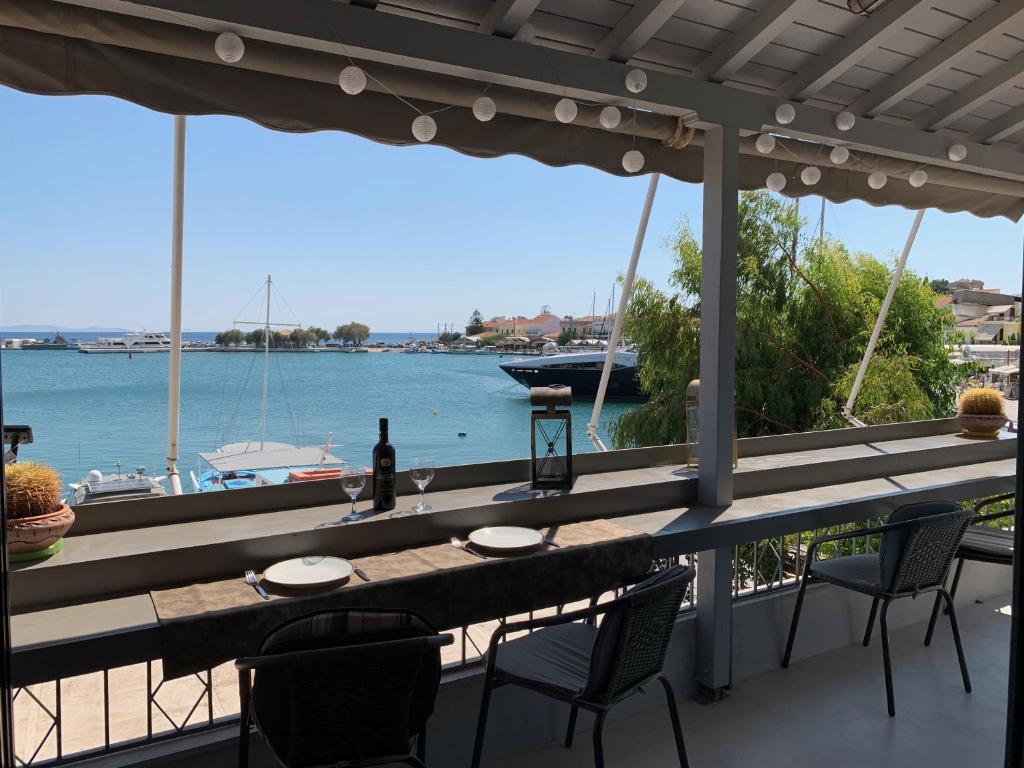 毕达哥利翁Pythagorion Harbour Residence的水景阳台桌子