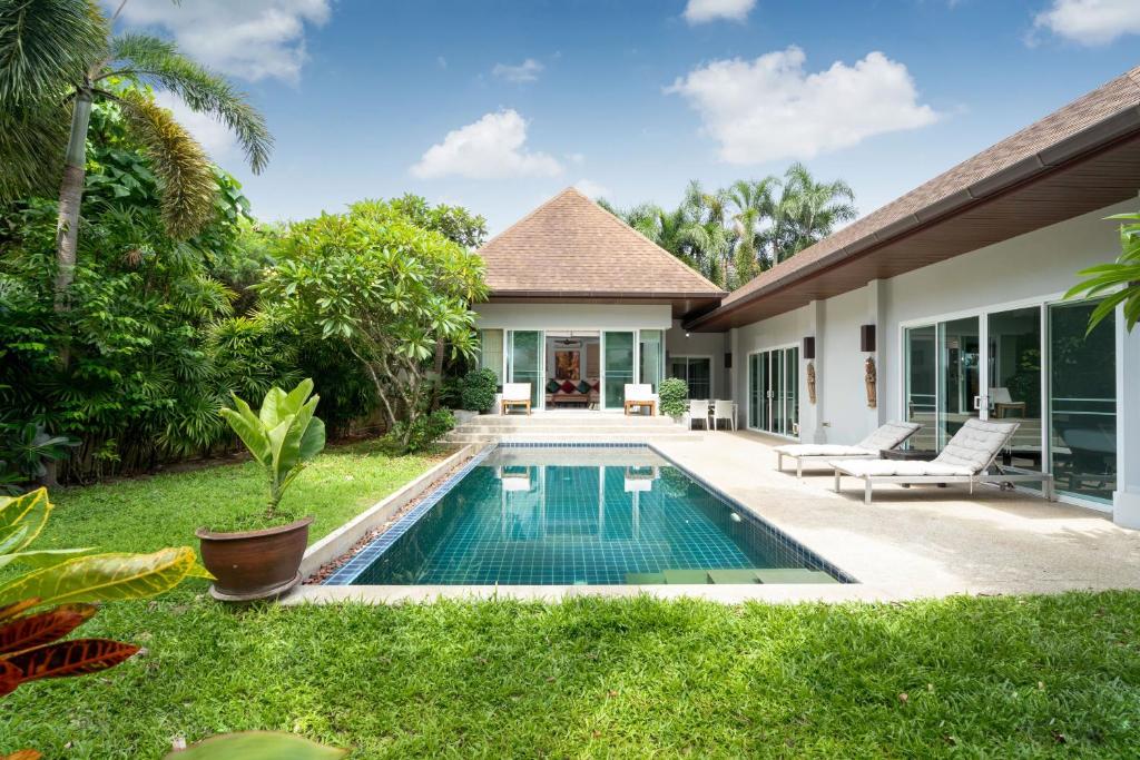 拉威海滩Balinese Style 3BR Villa Morning Forest, Nai Harn的别墅后院的游泳池