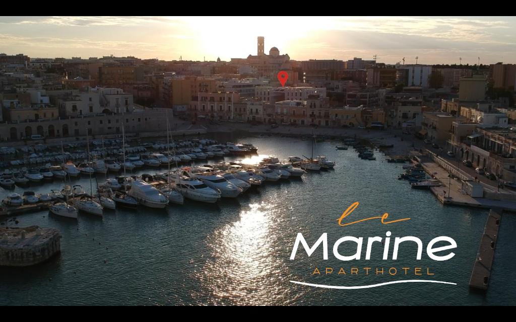 比谢列Le Marine Apartments的享有海港和水中船只的景色