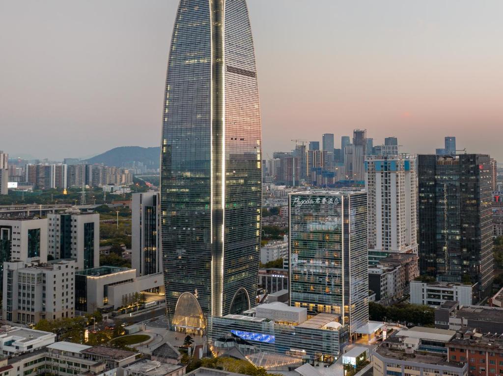 深圳深圳宝安前海Pagoda君亭设计酒店的城市中心高耸的摩天大楼