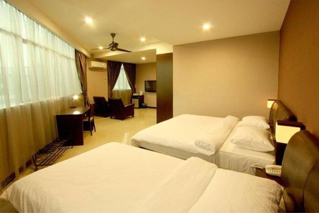 居銮Capital O 90767 Rail Hotel的酒店客房配有两张床和一张书桌