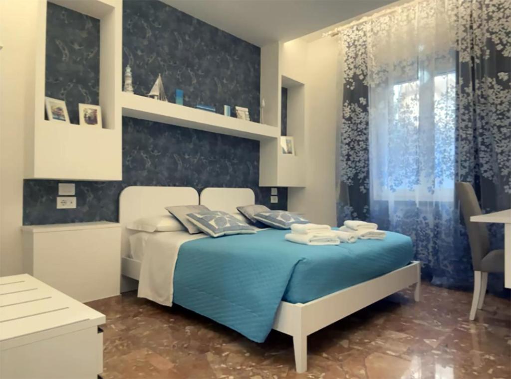 拉迪斯波利ComfortHouse LaVilla的一间卧室配有一张带蓝色棉被的床