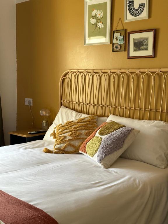 Great SalkeldThe Highland Drove的床上有三个枕头