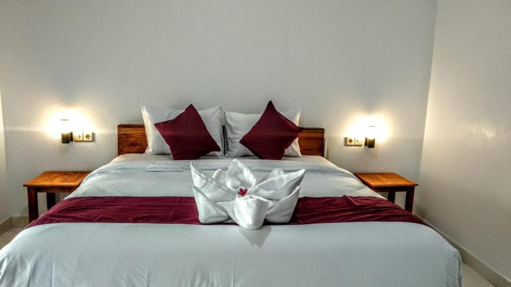 ToyapakehVina Bungalow的卧室配有带红色枕头的大型白色床