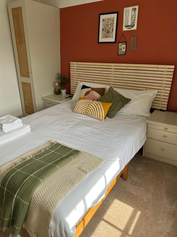 Great SalkeldThe Highland Drove的一间卧室设有一张带红色墙壁的大床