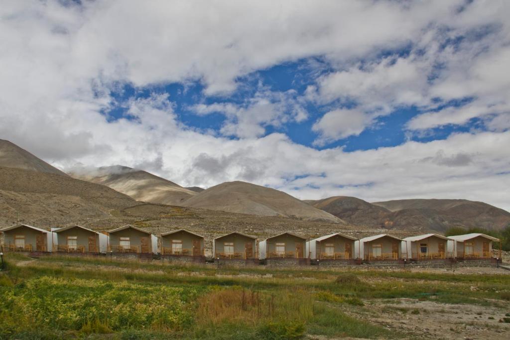 斯潘格米克Pangong Retreat Camp的山前的一排房子