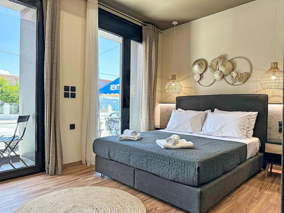 埃雷特里亚Oasis Luxury Apartments的一间卧室配有一张床,上面有两条毛巾