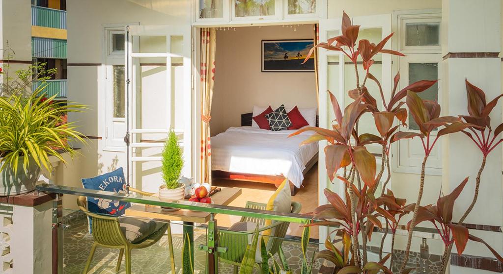 会安草莓园民宿的一间卧室设有一张床和一个植物阳台