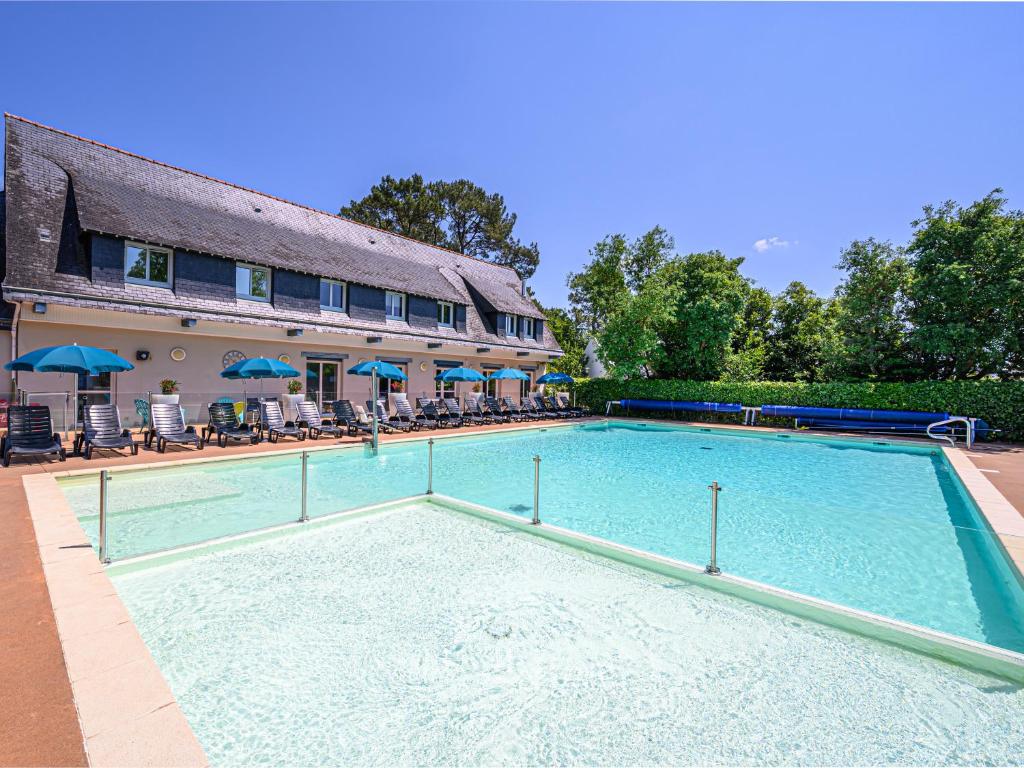 普雷斯科普Vacancéole - Ker Goh Lenn - Vannes / Morbihan的酒店前方的大型游泳池