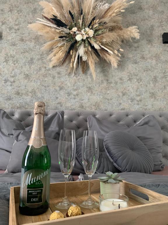 布伦Stundenhotel Krieger的桌子上放有一瓶香槟和两杯酒杯