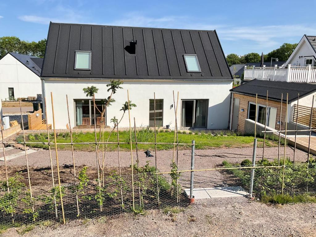 阿里尔德Villa Björk的一座带黑色屋顶和围栏的房子