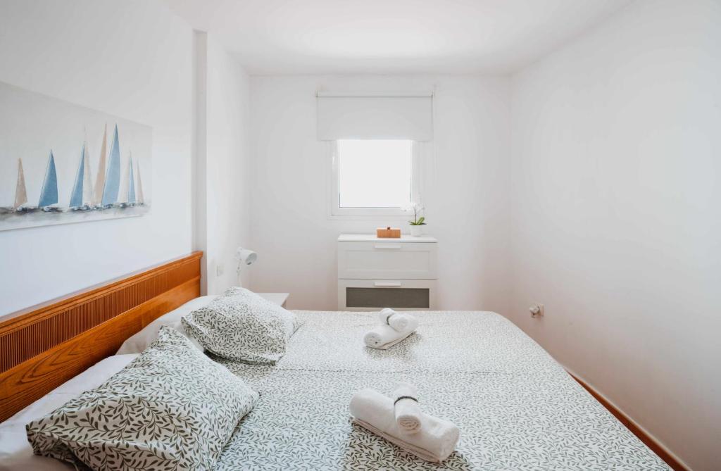 梅罗那瑞斯Apartamento Maypa 2 Salitre的一间卧室配有一张床,上面有两条毛巾
