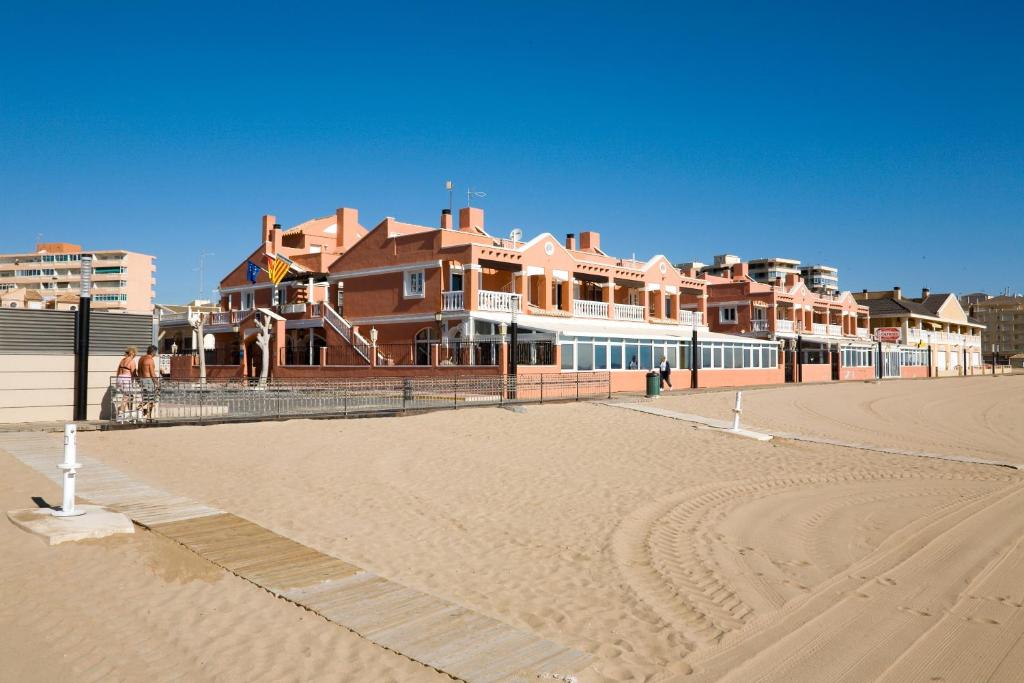 托雷维耶哈劳依兹海滩俱乐部酒店的沙滩旁的海滩上建筑