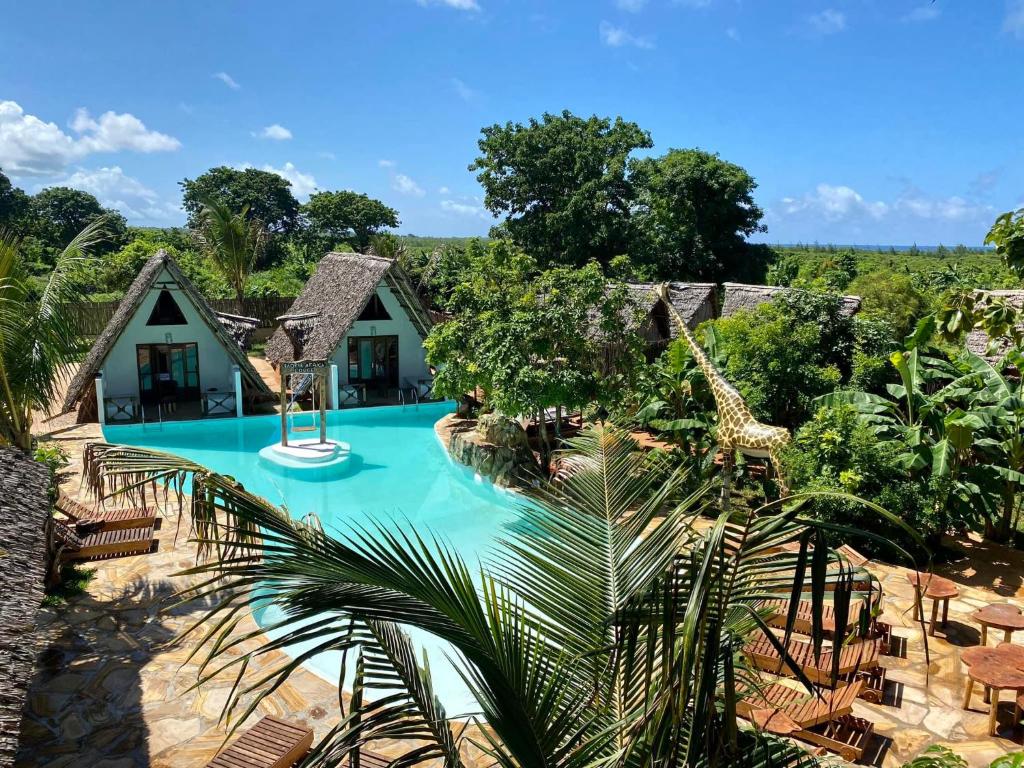 MtendeBaobab Africa Lodge Zanzibar的享有带游泳池的度假村的空中景致