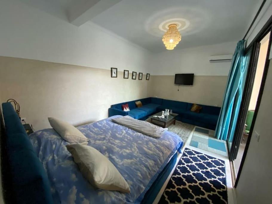 马拉喀什Douiria salix agafay的一间卧室配有蓝色的床和蓝色的沙发