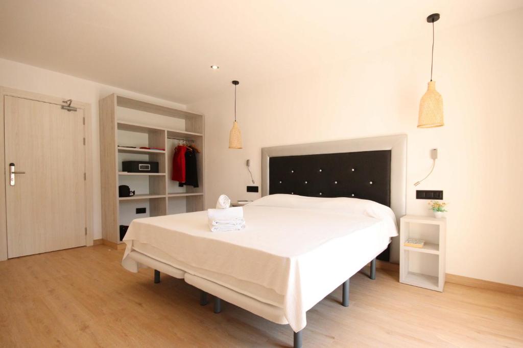 罗萨斯Hotel Costa Brava的卧室配有一张白色大床