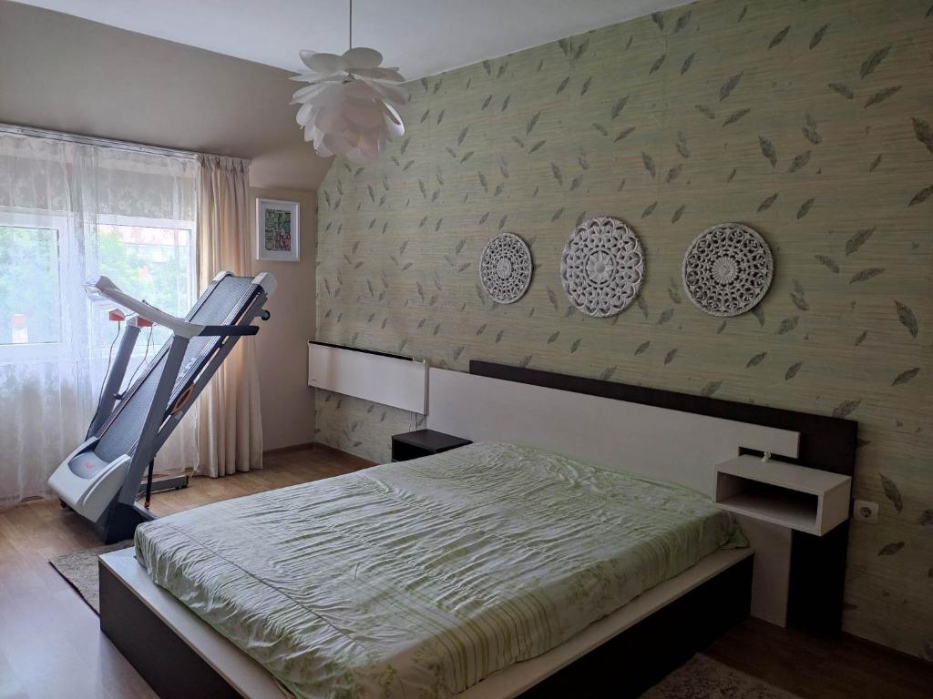 斯利文Apartment Ventuno 21的卧室配有床和壁板