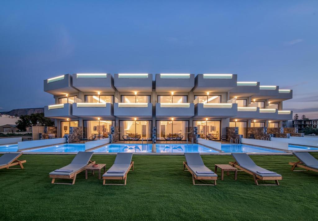 古瓦伊Crete Resort Sea Side Suites "Adults Only" by Checkin的 ⁇ 染带游泳池的酒店