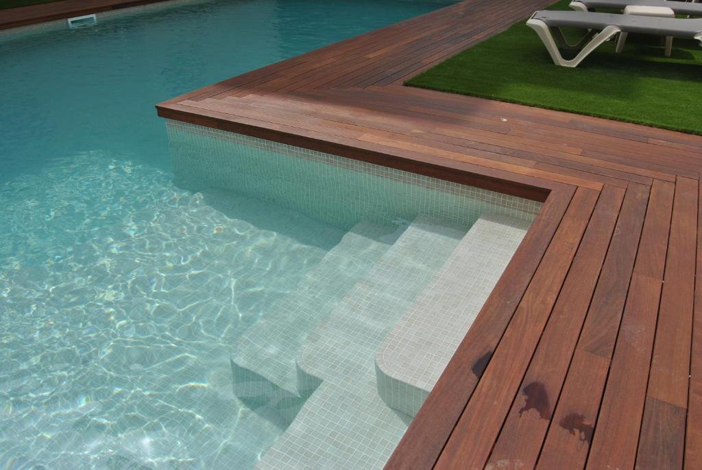 埃斯塔蒂特贝尔艾尔酒店 的游泳池旁设有木甲板