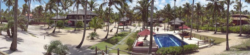 卡纳维埃拉斯Kani Boutique Resort的一个带水滑梯和棕榈树的度假村