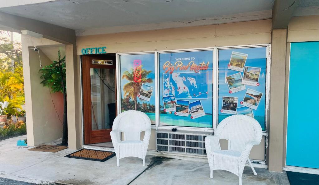 大松礁岛Big Pine Key Motel的两把白色椅子坐在大楼外