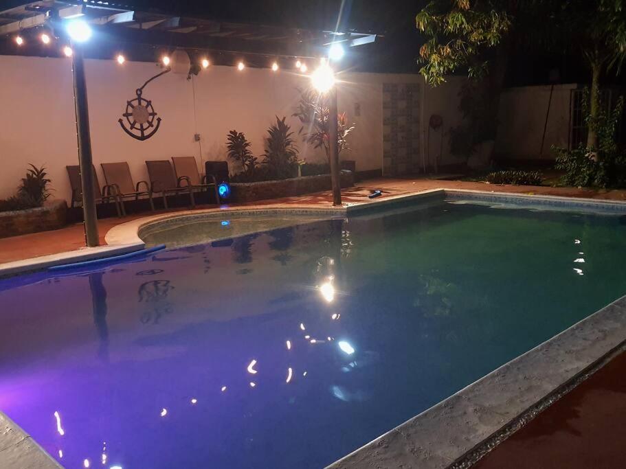 IztapaCasa Elohim的一个夜晚有灯光的空游泳池