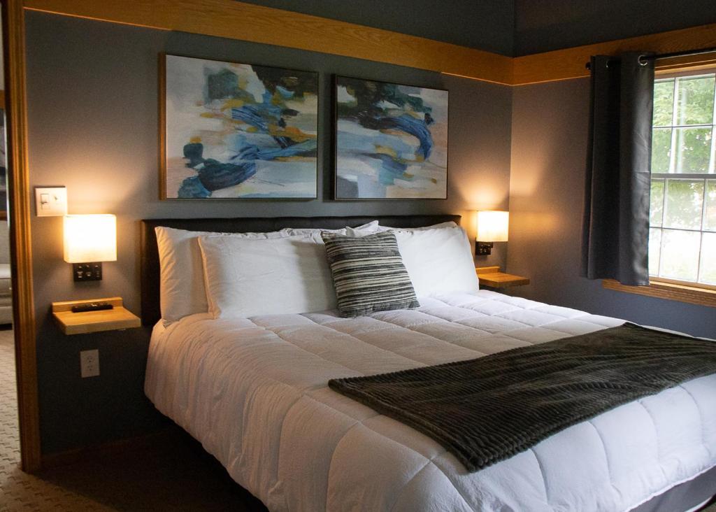 北康威New England Inn & Lodge的一间卧室配有一张大床和两盏灯