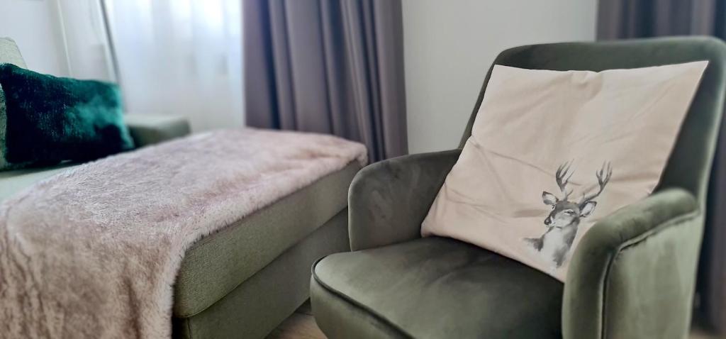 斯泰尔维奥Apartment Traube - Stelvio的椅子上带枕头,上面有鹿