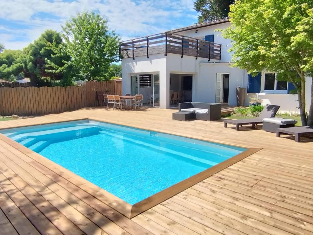 阿雷斯Villa Le Chêne Vert的一座房子后院的游泳池