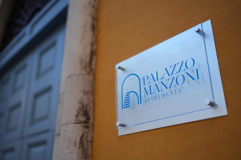 巴里Palazzo Manzoni Apartments的建筑物一侧的标志