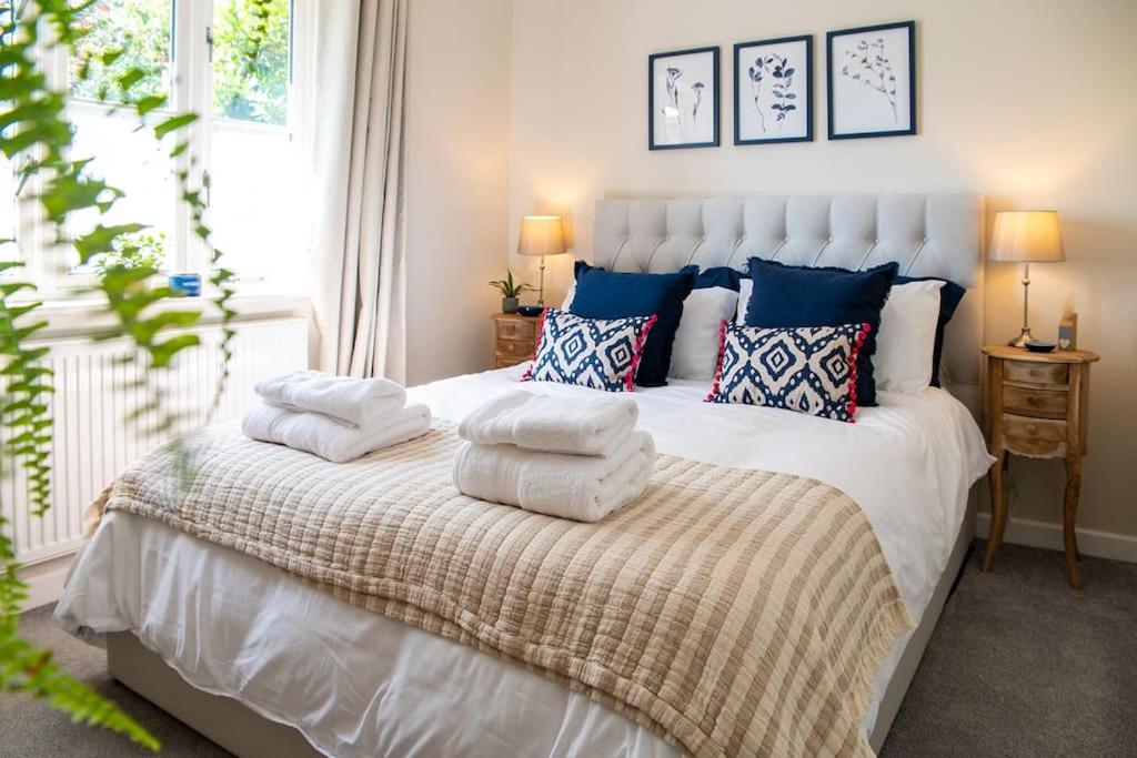 利明顿No.51的卧室配有白色的床和枕头。