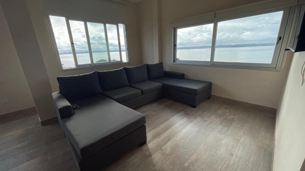 波萨达斯Edificio Itasu - 3ro - alquileres temporales的带沙发和2扇窗户的客厅