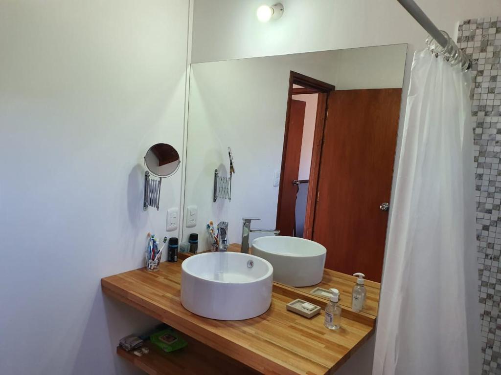 塞拉纳镇Serena的一间带水槽和大镜子的浴室